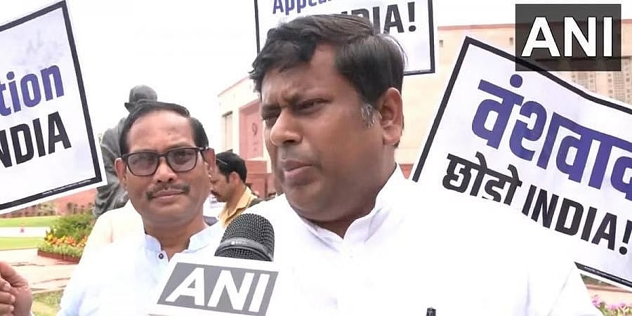 ಸಂಸತ್ ಭವನದಲ್ಲಿ ಬಿಜೆಪಿ ಸಂಸದರಿಂದ 'ಕ್ವಿಟ್ ಇಂಡಿಯಾ' ಸ್ಮರಣಾರ್ಥ ಪ್ರತಿಭಟನಾ ಕಾರ್ಯಕ್ರಮ
