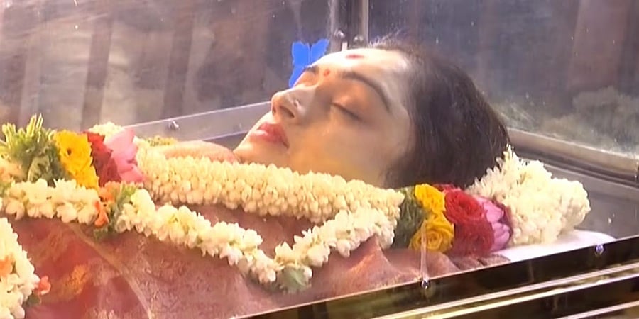ನಟ ವಿಜಯ್ ರಾಘವೇಂದ್ರ ಪತ್ನಿ ಸ್ಪಂದನಾ ಪಂಚಭೂತಗಳಲ್ಲಿ ಲೀನ