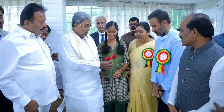 ಹುಬ್ಬಳ್ಳಿ: ಸಿಎಂ ಸಿದ್ದರಾಮಯ್ಯರನ್ನು ಭೇಟಿ ಮಾಡಿದ ಪತ್ರ ಬರೆದಿದ್ದ ಒಂಬತ್ತನೇ ತರಗತಿ ಬಾಲಕಿ!