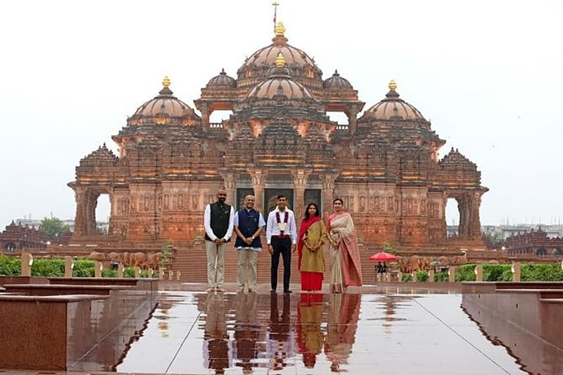 ಮಹಾತ್ಮ ಗಾಂಧಿ ಅವರ ಸಮಾಧಿಗೆ ಗೌರವ ಸಲ್ಲಿಸಲು ಜಿ 20 ನಾಯಕರು ರಾಜ್ಘಾಟ್ಗೆ ಭೇಟಿ ನೀಡುವ ಮುನ್ನ, ಪ್ಯಾಂಟ್ ಮತ್ತು ಶರ್ಟ್ ಧರಿಸಿದ್ದ ಸುನಕ್ ಮತ್ತು ಅವರ ಪತ್ನಿ, ಕುರ್ತಾ ಪೈಜಾಮ ಧರಿಸಿ ಇಂದು ಮುಂಜಾನೆ ದೇವಸ್ಥಾನಕ್ಕೆ ತಲುಪಿದರು. ಅವರಿಗೆ ಸಾಂಪ್ರದಾಯಿಕ ಸ್ವಾಗತವನ್ನು ನೀಡಲಾಯಿತು.