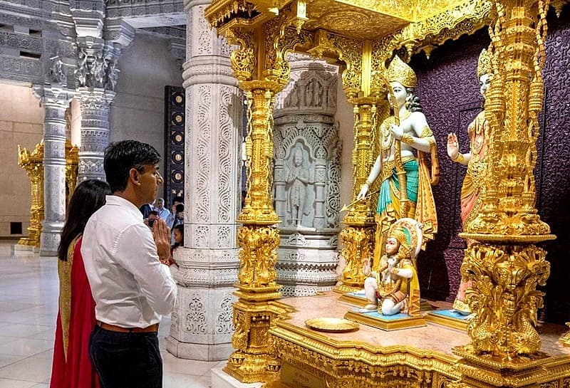 ನಂತರ ಸುನಕ್ ಅವರನ್ನು ಸ್ವಾಮಿಗಳು, ಹಾಗೂ ಅಕ್ಷರಧಾಮ ಮಂದಿರದ ಹಿರಿಯ ಮುಖಂಡರು ಸ್ವಾಗತಿಸಿದರು, ಅವರು ಬೋಚಸನ್ವಾಸಿ ಅಕ್ಷರ ಪುರುಷೋತ್ತಮ ಸ್ವಾಮಿನಾರಾಯಣ ಸಂಸ್ಥೆಯ ಆಧ್ಯಾತ್ಮಿಕ ನಾಯಕ ಮಹಂತ್ ಸ್ವಾಮಿ ಮಹಾರಾಜ್ ಅವರ ಪರವಾಗಿ ವಿಶೇಷ ಸಂದೇಶವನ್ನು ಪ್ರಸಾರ ಮಾಡಿದರು.