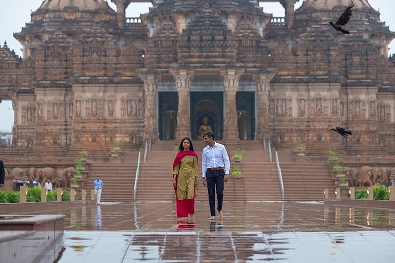 ದೆಹಲಿಯ ಅಕ್ಷರಧಾಮ ದೇವಾಲಯ ಮುಂದೆ ದಂಪತಿ