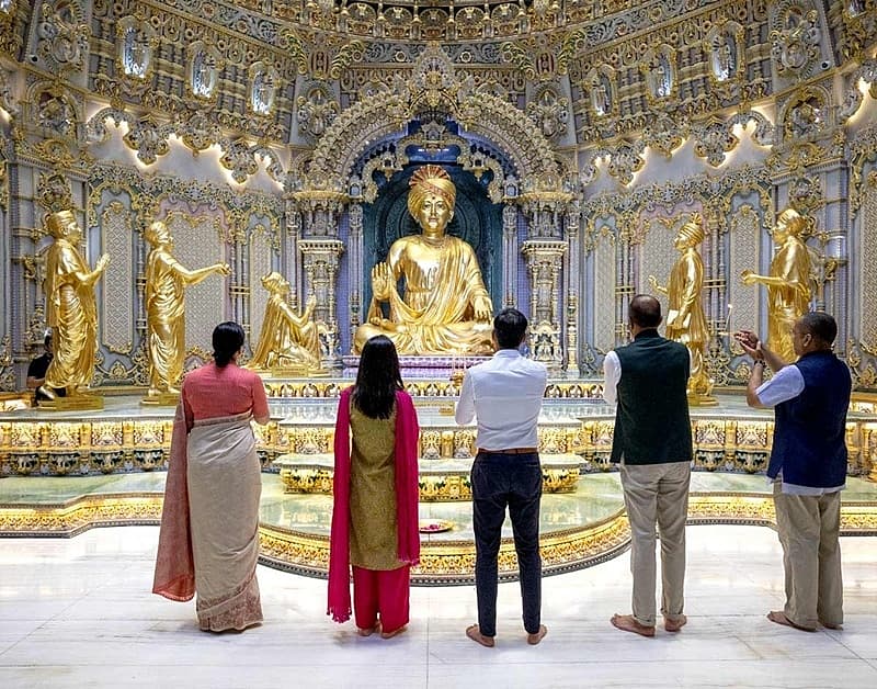 ಪರಮಪೂಜ್ಯ ಮಹಂತ್ ಸ್ವಾಮಿ ಮಹಾರಾಜ್ ಅವರ ಆಶೀರ್ವಾದವನ್ನು ಪಡೆದಿದ್ದಕ್ಕಾಗಿ ಮನಸ್ಸು ಪುಳಕಿತವಾಗಿದೆ. ಯುಎಸ್ಎಯ ರಾಬಿನ್ಸ್ವಿಲ್ಲೆಯಲ್ಲಿ ಮತ್ತೊಂದು ಸುಂದರವಾದ ಸ್ವಾಮಿನಾರಾಯಣ ಅಕ್ಷರಧಾಮ ದೇವಾಲಯವನ್ನು ಶೀಘ್ರದಲ್ಲೇ ಉದ್ಘಾಟಿಸುತ್ತಿದೆ ಎಂದು ಕೇಳಲ್ಪಟ್ಟೆ ಎಂದು ರುಷಿ ಸುನಕ್ ಹೇಳಿದ್ದಾರೆ.