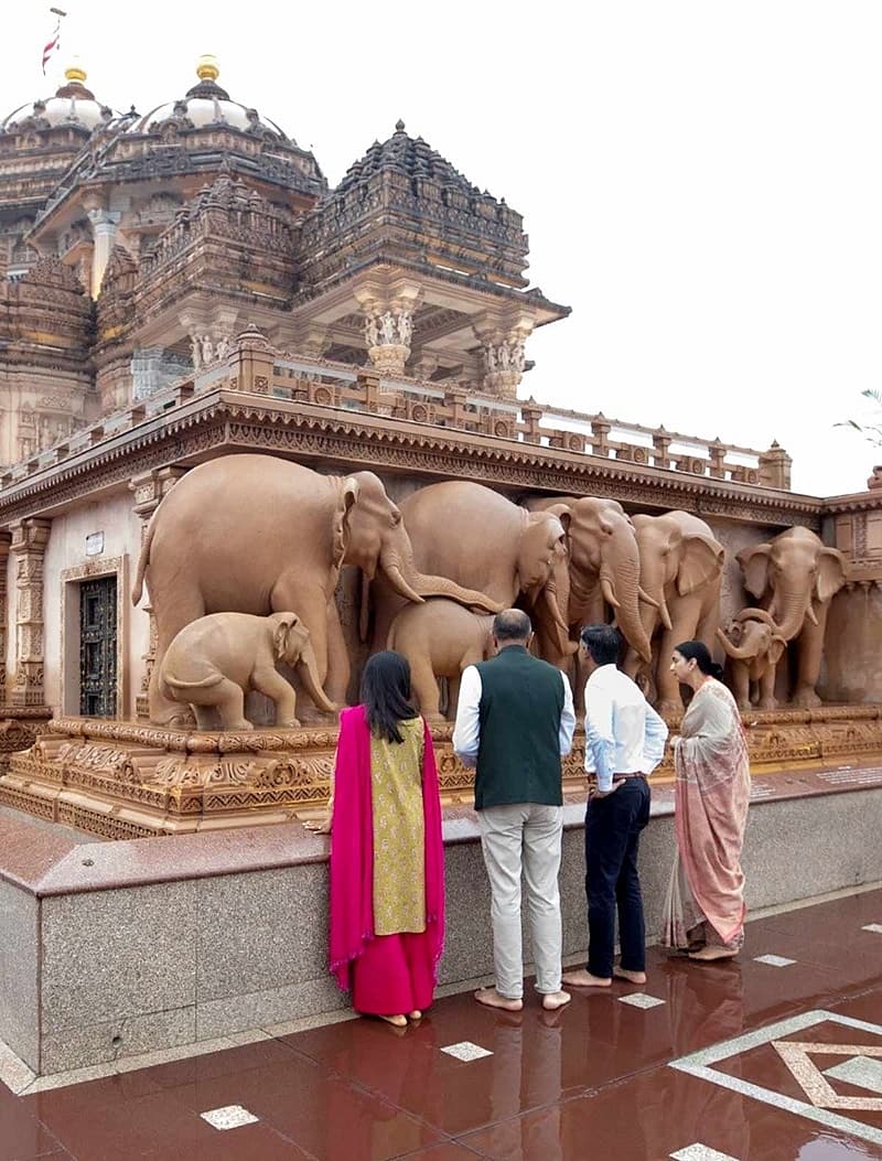 ಭಾರತದೊಂದಿಗೆ ಯುಕೆ ಸಂಬಂಧವನ್ನು ಸ್ನೇಹದ ಬಂಧದ ಮೇಲೆ ನಿರ್ಮಿಸಲಾಗಿದೆ ಮತ್ತು ಸಾಂಸ್ಕೃತಿಕ ವಿನಿಮಯ ಮತ್ತು ಯುಕೆಯಲ್ಲಿನ ಅನಿವಾಸಿ ಭಾರತೀಯರಿಂದ ಪೋಷಿಸಲಾಗಿದೆ ಎಂದು ಅವರು ಹೇಳಿದರು.ಬ್ರಿಟೀಷ್ ಪ್ರಧಾನಿ ದೇವಸ್ಥಾನದಲ್ಲಿ ಸುಮಾರು ಒಂದು ಗಂಟೆ ಕಳೆದರು ಅಲ್ಲಿ ಅವರು 'ದರ್ಶನ ಮತ್ತು ಪೂಜೆ' ಮಾಡಿದರು.