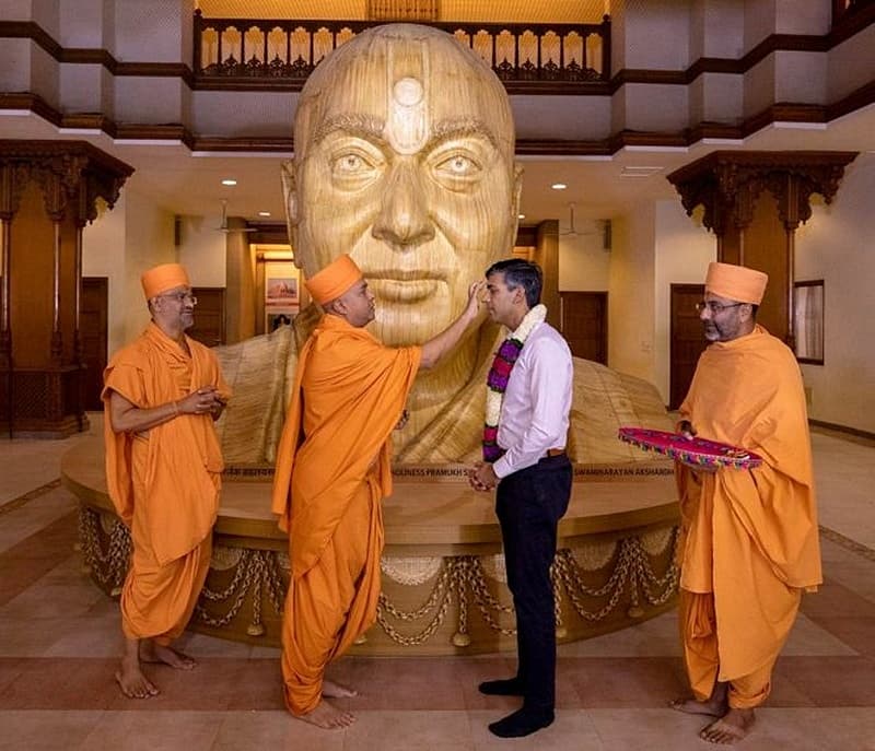ದೇವಸ್ಥಾನದಲ್ಲಿ ರಿಷಿ ಸುನಕ್ ಹಣೆಗೆ ತಿಲಕವಿಟ್ಟ ಸ್ವಾಮಿಗಳು. ನನ್ನ ಭಾರತೀಯ ಮೂಲ ಮತ್ತು ಭಾರತದೊಂದಿಗೆ ನನ್ನ ಸಂಪರ್ಕಗಳ ಬಗ್ಗೆ ನನಗೆ ತುಂಬಾ ಹೆಮ್ಮೆ ಇದೆ. ನನ್ನ ಪತ್ನಿ ಭಾರತೀಯಳು, ನಾನು ಹೆಮ್ಮೆಯ ಹಿಂದೂ, ಭಾರತ ಮತ್ತು ಭಾರತದ ಜನರೊಂದಿಗೆ ಯಾವಾಗಲೂ ಸಂಪರ್ಕವನ್ನು ಹೊಂದಿರುತ್ತೇನೆ ಎಂದು ರುಷಿ ಸುನಕ್ ಹೇಳಿದ್ದಾ