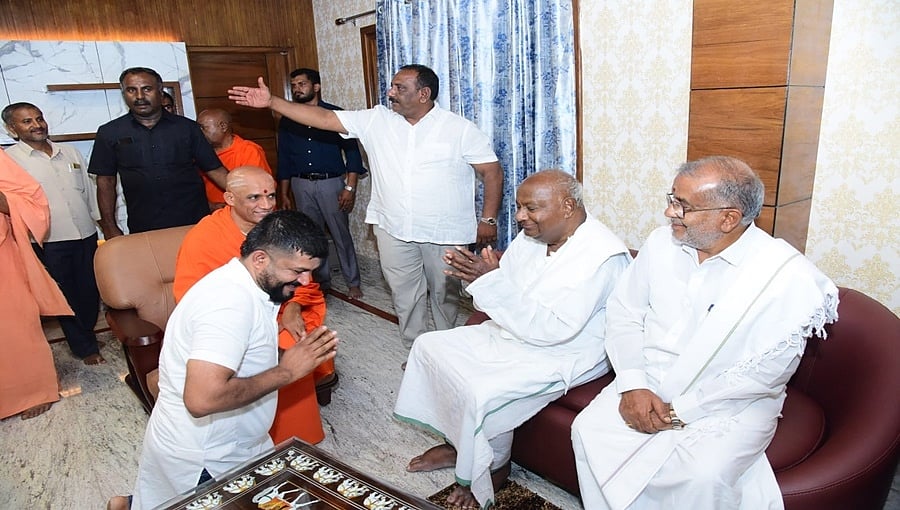 ಬಿಜೆಪಿ-ಜೆಡಿಎಸ್ ಮೈತ್ರಿ: ಹ್ಯಾಟ್ರಿಕ್ ಗೆಲುವಿಗೆ ರಣತಂತ್ರ; ದೇವೇಗೌಡರ ಬಳಿ ಮಂಡಿಯೂರಿ ಪ್ರತಾಪ್ ಸಿಂಹ ನಮಸ್ಕಾರ!
