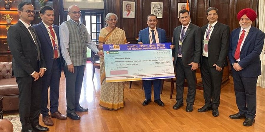 ವಿತ್ತ ಸಚಿವೆ ನಿರ್ಮಲಾ ಸೀತಾರಾಮನ್ ಗೆ 1,831 ಕೋಟಿ ರೂ ಡಿವಿಡೆಂಡ್ ಚೆಕ್ ಹಸ್ತಾಂತರಿಸಿದ LIC