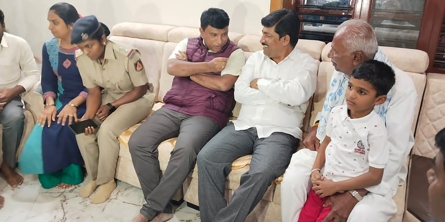 ಕೋಲಾರ: ಐದು ವರ್ಷದ ಬಾಲಕನ ಕಿಡ್ನಾಪ್; 2 ಗಂಟೆಯಲ್ಲಿ ಅಪಹರಣಕಾರರ ಹೆಡೆಮುರಿ ಕಟ್ಟಿದ ಪೊಲೀಸರು!