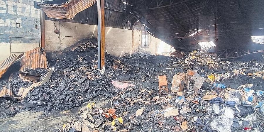 ಬೆಂಗಳೂರು: ಶೂ ಗೋದಾಮಿನಲ್ಲಿ ಅಗ್ನಿ ಅವಘಡ; 4 ಕೋಟಿ ರೂ. ಮೌಲ್ಯದ ಉತ್ಪನ್ನ ಬೆಂಕಿಗಾಹುತಿ