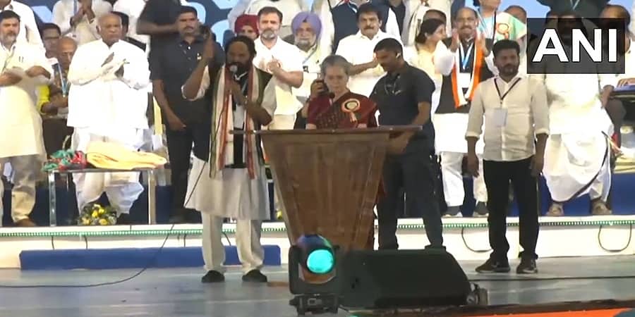 ತೆಲಂಗಾಣ: ಮಹಿಳೆಯರಿಗೆ ಮಾಸಿಕ ರೂ. 2,500 ಆರ್ಥಿಕ ನೆರವು ಸೇರಿದಂತೆ 6 ಗ್ಯಾರಂಟಿ ಘೋಷಿಸಿದ ಸೋನಿಯಾ ಗಾಂಧಿ
