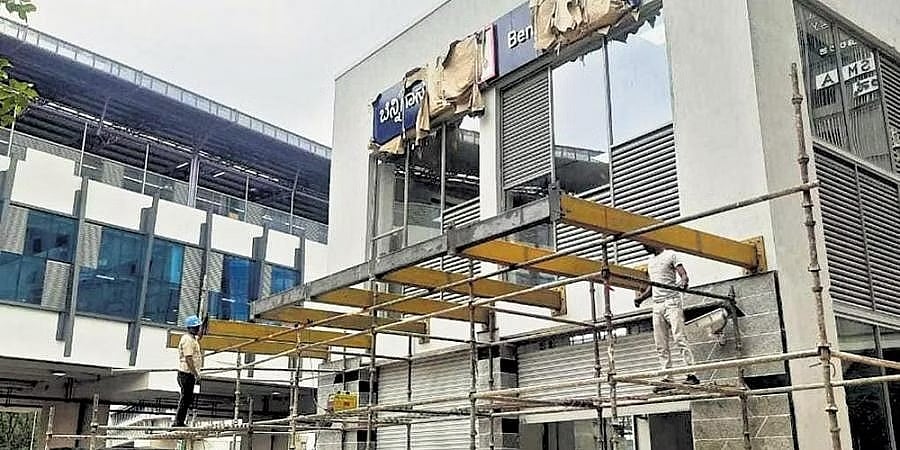 ಮೆಟ್ರೋ ನಿಲ್ದಾಣ ನಿರ್ಮಾಣಕ್ಕಾಗಿ ಶೌಚಾಲಯಗಳ ಬಂದ್ ಮಾಡಿದ ಅಧಿಕಾರಿಗಳು: ಸಾರ್ವಜನಿಕರಿಂದ ಅಪಾರ್ಟ್'ಮೆಂಟ್ ಗೋಡೆ ಬಳಕೆ!