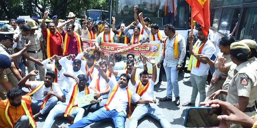 ಕಾವೇರಿ ವಿವಾದ: 'ಸುಪ್ರೀಂ' ಆದೇಶಕ್ಕೆ ವಿರೋಧ; ವಿಧಾನಸೌಧಕ್ಕೆ ಮುತ್ತಿಗೆ ಯತ್ನ, ಕನ್ನಡಪರ ಹೋರಾಟಗಾರರ ಬಂಧನ