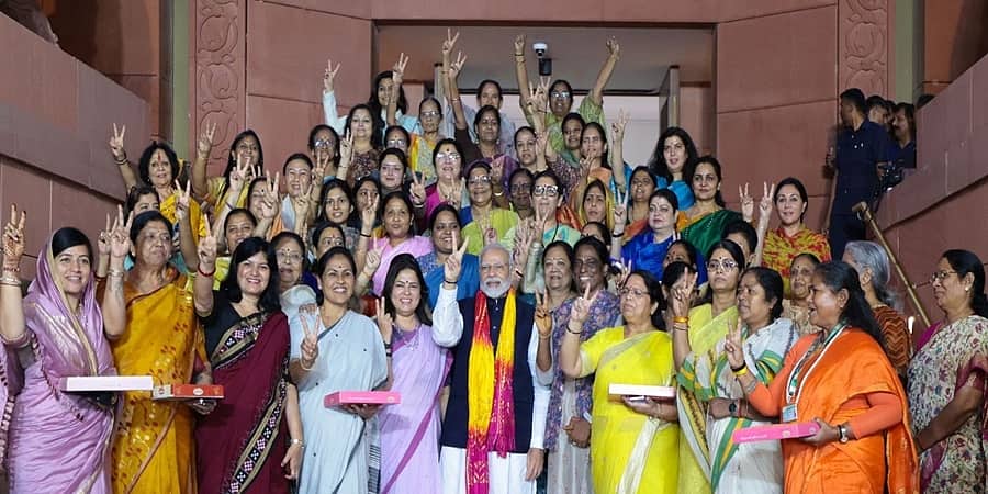 ಸಂಸತ್ ಭವನದ ಹೊರಗೆ ಮಹಿಳಾ ಸಂಸದರೊಂದಿಗೆ ಪೋಸ್ ನೀಡಿದ ಪ್ರಧಾನಿ ನರೇಂದ್ರ ಮೋದಿ! ವಿಡಿಯೋ