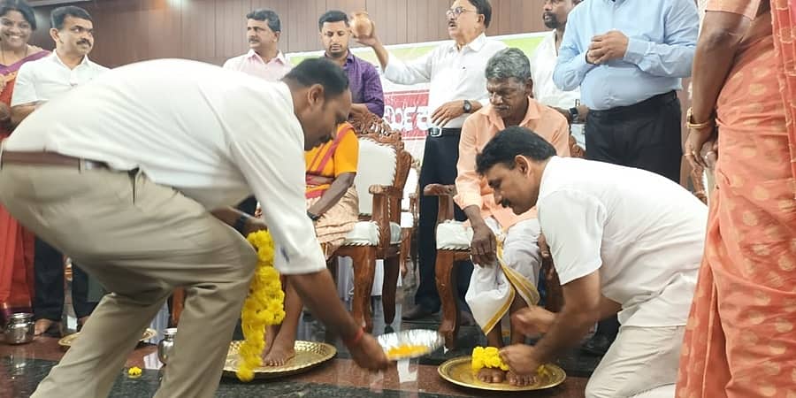 ಪೌರಕಾರ್ಮಿಕರ ಪಾದಪೂಜೆ ನೆರವೇರಿಸಿ ಅವರ ಬೇಡಿಕೆಗಳನ್ನು ಈಡೇರಿಸುವ ಭರವಸೆ ನೀಡಿದ ಮಂಗಳೂರು ಮೇಯರ್!