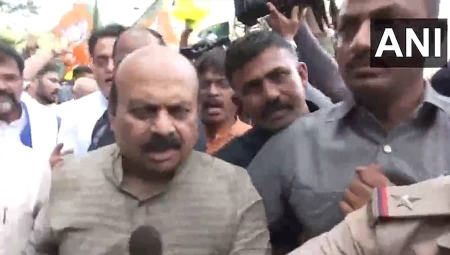 ಕಾವೇರಿ ವಿವಾದ: ರಾಜ್ಯ ಸರ್ಕಾರದ ವಿರುದ್ಧ ಬಿಜೆಪಿ ಪ್ರತಿಭಟನೆ, ಬೊಮ್ಮಾಯಿ, ಯಡಿಯೂರಪ್ಪ ವಶಕ್ಕೆ