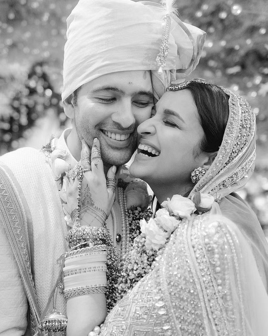 ಮದುವೆ ಧಿರಿಸಿನಲ್ಲಿ ಕಂಗೊಳಿಸುತ್ತಿರುವ ಪರಿಣಿತಿ ಮತ್ತು ರಾಘವ್. (ಫೋಟೊ- ಪರಿಣಿತಿ ಚೋಪ್ರಾ Instagram)