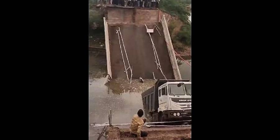 ಗುಜರಾತ್: ಭೋಗವೋ ನದಿ ಮೇಲ್ಸೇತುವೆ ಕುಸಿತ: ನಾಲ್ವರಿಗೆ ಗಾಯ