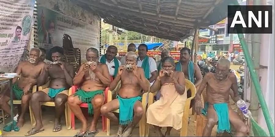 ಕಾವೇರಿ ವಿವಾದ: ಬಾಯಿಯಲ್ಲಿ ಇಲಿ ಹಿಡಿದುಕೊಂಡು ತಮಿಳುನಾಡು ರೈತರ ಪ್ರತಿಭಟನೆ