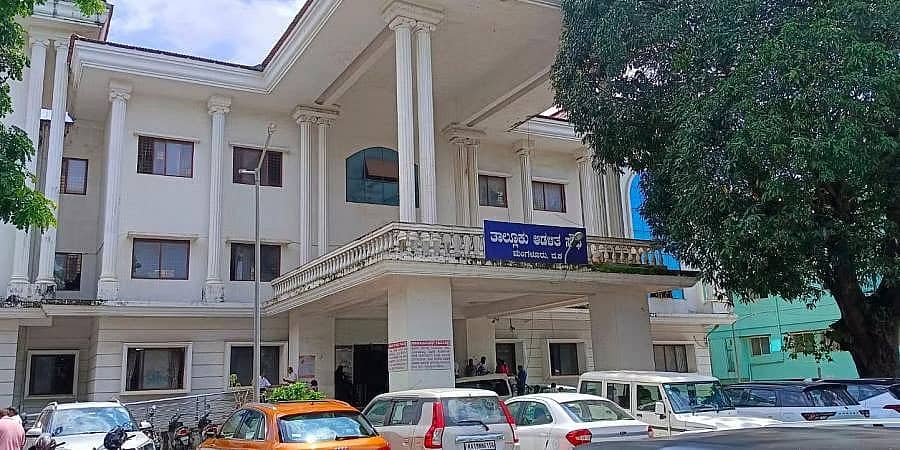 ಮಂಗಳೂರು: ಆಧಾರ್ ಬಯೋಮೆಟ್ರಿಕ್ ಡಾಟಾ ಕಳವು; ಒಟಿಪಿ ಇಲ್ಲದೇ ಗ್ರಾಹಕರ ಹಣ ಗುಳುಂ; ಸಬ್ ರಿಜಿಸ್ಟ್ರಾರ್ ಕಚೇರಿಯಿಂದಲೇ ಲೀಕ್ ಶಂಕೆ