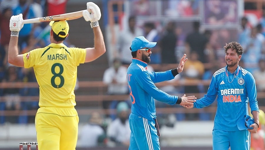 ಮೂರನೇ ಏಕದಿನ ಪಂದ್ಯ: ಭಾರತಕ್ಕೆ 353 ರನ್ ಗಳ ಬೃಹತ್ ಗುರಿ ನೀಡಿದ ಆಸ್ಟ್ರೇಲಿಯಾ