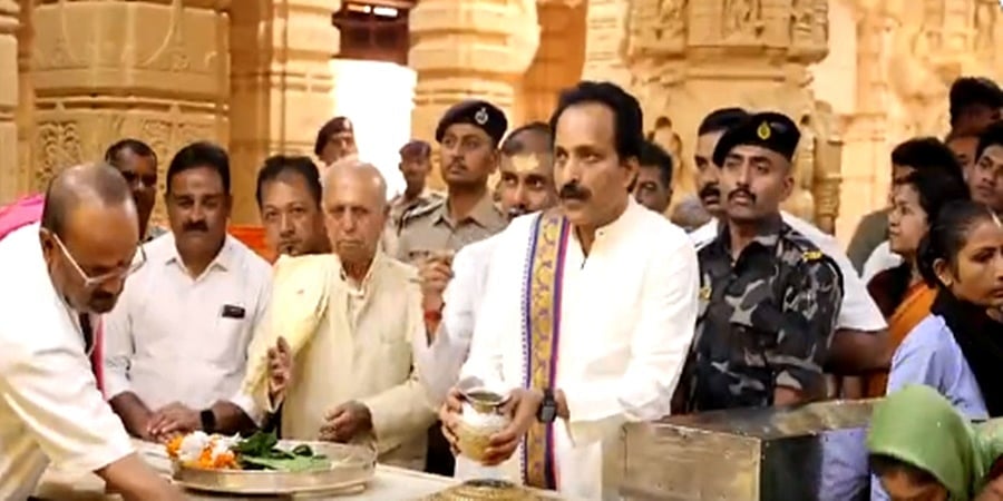 ಗುಜರಾತ್: ಸೋಮನಾಥ ದೇವಾಲಯದಲ್ಲಿ ವಿಶೇಷ ಪೂಜೆ ಸಲ್ಲಿಸಿದ ಇಸ್ರೋ ಮುಖ್ಯಸ್ಥ ಎಸ್. ಸೋಮನಾಥ್!