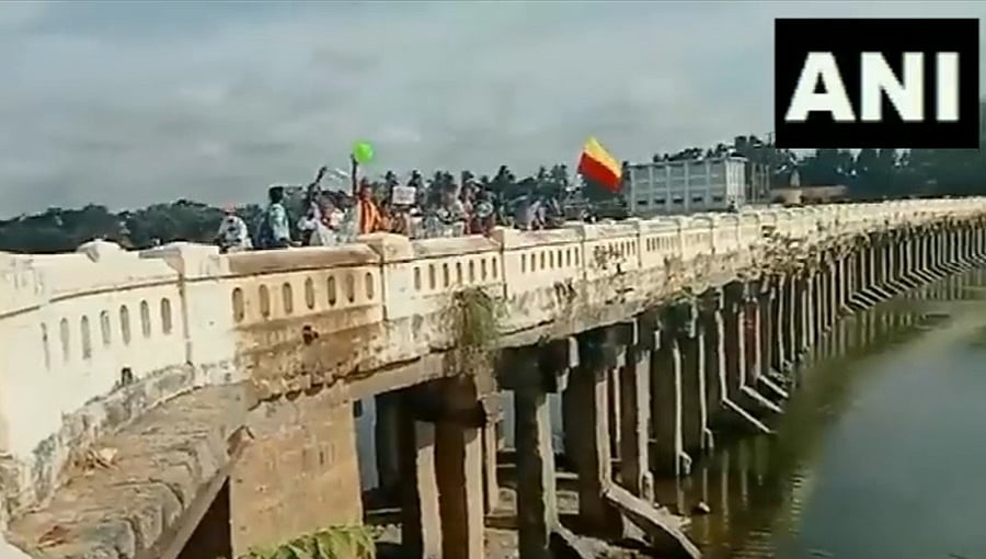 ಕಾವೇರಿ ನೀರಿಗಾಗಿ ಹೋರಾಟ ತೀವ್ರ: ಬೆಂಗಳೂರು-ಮೈಸೂರು ಹೆದ್ದಾರಿ ತಡೆದ ರೈತರು, ಮಂಡ್ಯದಲ್ಲಿ ಪ್ರತಿಭಟನೆ