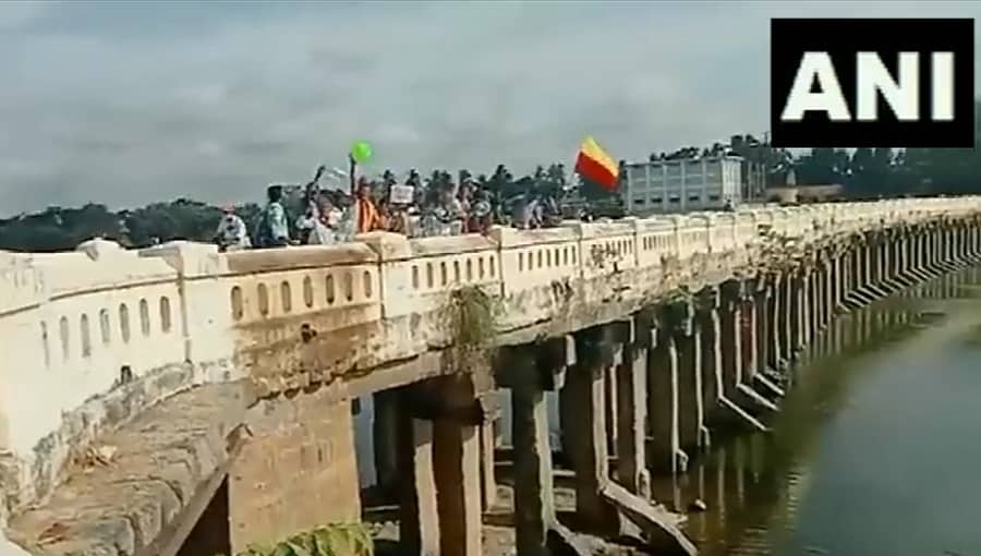 ಕಾವೇರಿ ನೀರಿಗಾಗಿ ಹೋರಾಟ ತೀವ್ರ: ಬೆಂಗಳೂರು-ಮೈಸೂರು ಹೆದ್ದಾರಿ ತಡೆದ ರೈತರು, ಮಂಡ್ಯದಲ್ಲಿ ಪ್ರತಿಭಟನೆ