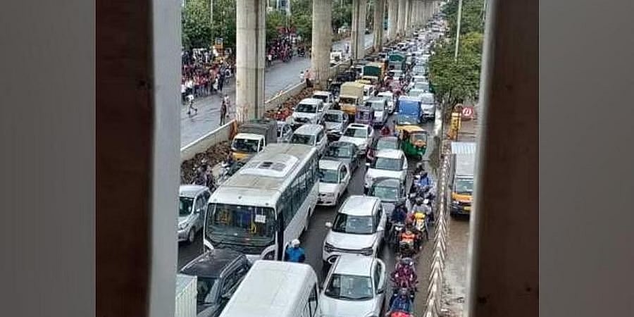 ಬಂದ್, ವಾರಾಂತ್ಯದಲ್ಲಿ ಸಾಲು ಸಾಲು ರಜೆ: ಐಟಿ ಕೇಂದ್ರ ಬೆಂಗಳೂರಿನ ಹೊರವರ್ತುಲ ರಸ್ತೆಯಲ್ಲಿ ಭಾರೀ ಸಂಚಾರ ದಟ್ಟಣೆ
