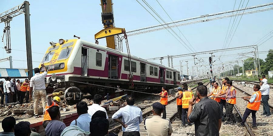ಉತ್ತರ ಪ್ರದೇಶ: ಸಿಬ್ಬಂದಿ ಮೊಬೈಲ್ ನಲ್ಲಿ ಮಗ್ನ; ಹಳಿ ಬಿಟ್ಟು ಪ್ಲಾಟ್ ಫಾರಂ ಏರಿದ 'ಎಮು' ರೈಲು; ಐವರು ಅಮಾನತು