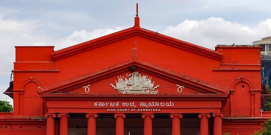 ಮಂಗಳೂರು ಕಾಲೇಜಿನ 99 ಮೆಡಿಕಲ್​ ವಿದ್ಯಾರ್ಥಿಗಳ ಪ್ರವೇಶಕ್ಕೆ ಪರ್ಯಾಯ ವ್ಯವಸ್ಥೆ ಕಲ್ಪಿಸಿ: ಹೈಕೋರ್ಟ್ ನಿರ್ದೇಶನ