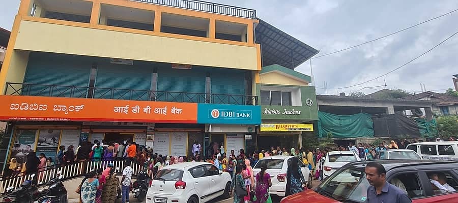 ಮಡಿಕೇರಿ: ಬ್ಯಾಂಕ್ ಖಾತೆ ನಿಷ್ಕ್ರಿಯ; ಗೃಹಲಕ್ಷ್ಮಿ ಯೋಜನೆಯ ಹಣ ಪಡೆಯಲು ಕಿ.ಮೀ ಗಟ್ಟಲೆ ಸರತಿ ಸಾಲು!
