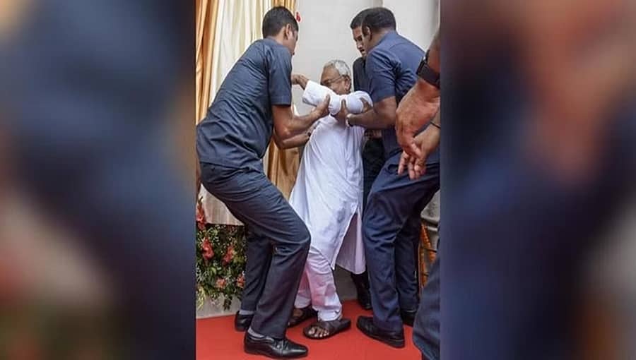 ಪಾಟ್ನಾ ವಿಶ್ವವಿದ್ಯಾಲಯದ ವೇದಿಕೆ ಮೇಲೆ ಕಾಲು ಜಾರಿ ಬಿದ್ದ ಸಿಎಂ ನಿತೀಶ್ ಕುಮಾರ್, ವಿಡಿಯೋ!