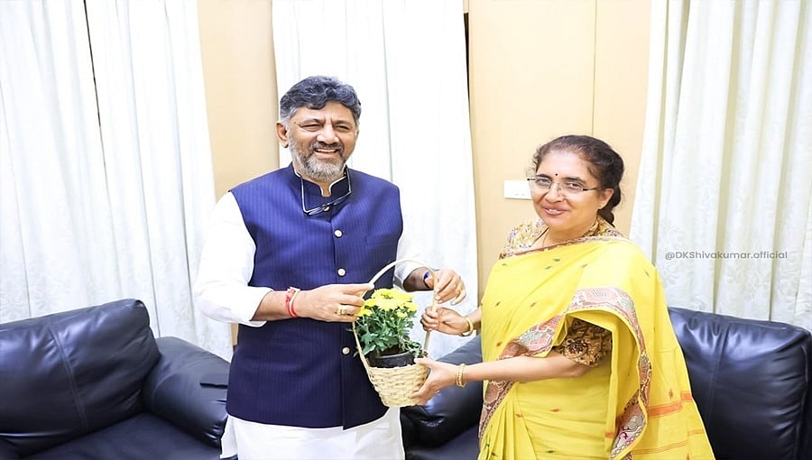 ಕುತೂಹಲ ಮೂಡಿಸಿದ ಡಿ.ಕೆ ಶಿವಕುಮಾರ್- ತೇಜಸ್ವಿನಿ ಅನಂತ್ ಕುಮಾರ್ ಭೇಟಿ: ಮೀಟಿಂಗ್ ಹಿಂದಿದ್ಯಾ ಆಪರೇಷನ್?