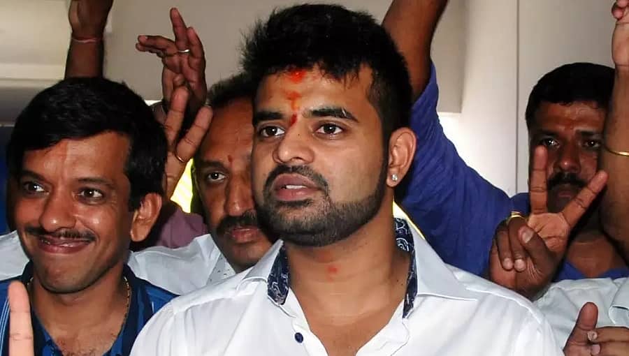 ಸಂಸದ ಸ್ಥಾನದಿಂದ ಅನರ್ಹ: ಆದೇಶಕ್ಕೆ ತಡೆ ಕೋರಿ ಹೈ ಕೋರ್ಟ್ ಮೆಟ್ಟಿಲೇರಿದ ಪ್ರಜ್ವಲ್ ರೇವಣ್ಣ