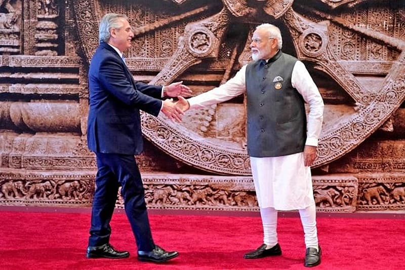 ಅರ್ಜೆಂಟೀನಾದ ಅಧ್ಯಕ್ಷ ಆಲ್ಬರ್ಟೊ ಫೆರ್ನಾಂಡಿಸ್ ಅವರನ್ನು ಸ್ವಾಗತಿಸಿದ ಮೋದಿ