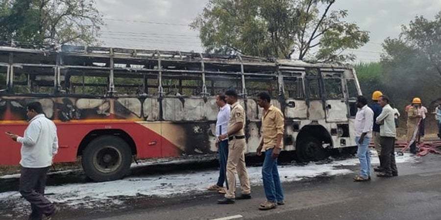 ವಿಜಯಪುರ: ಬೈಕ್ ಗೆ ಡಿಕ್ಕಿಯಾಗಿ ಹೊತ್ತಿ ಉರಿದ ಸರ್ಕಾರಿ ಬಸ್, ಸವಾರ ಸ್ಥಳದಲ್ಲೇ ಸಾವು