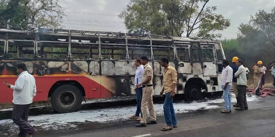 ವಿಜಯಪುರ: ಬೈಕ್ ಗೆ ಡಿಕ್ಕಿಯಾಗಿ ಹೊತ್ತಿ ಉರಿದ ಸರ್ಕಾರಿ ಬಸ್, ಸವಾರ ಸ್ಥಳದಲ್ಲೇ ಸಾವು
