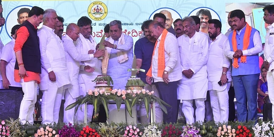 ಬಡವರಿಗೆ ಆರ್ಥಿಕ ಶಕ್ತಿ ತುಂಬಲು 5 ಗ್ಯಾರಂಟಿಗಳನ್ನು ಜಾರಿಗೊಳಿಸಿದ್ದೇವೆ: ಯುವ ನಿಧಿಗೆ ಸಿಎಂ ಚಾಲನೆ
