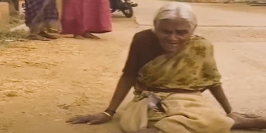 ಮಾಸಾಶನಕ್ಕಾಗಿ 5 ಕಿ.ಮೀ. ದೂರ ತೆವಳಿಕೊಂಡು ಬಂದ ಅಜ್ಜಿ! ರಾಜ್ಯ ಸರ್ಕಾರದ ವಿರುದ್ಧ ಕುಮಾರಸ್ವಾಮಿ ವಾಗ್ದಾಳಿ