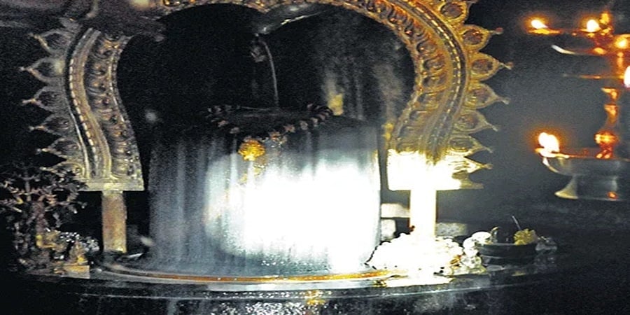 ಬೆಂಗಳೂರು: ಗವಿಗಂಗಾಧರೇಶ್ವರ ದೇಗುಲದ ಶಿವಲಿಂಗ ಸ್ಪರ್ಶಿಸಿದ ಸೂರ್ಯ ರಶ್ಮಿ!
