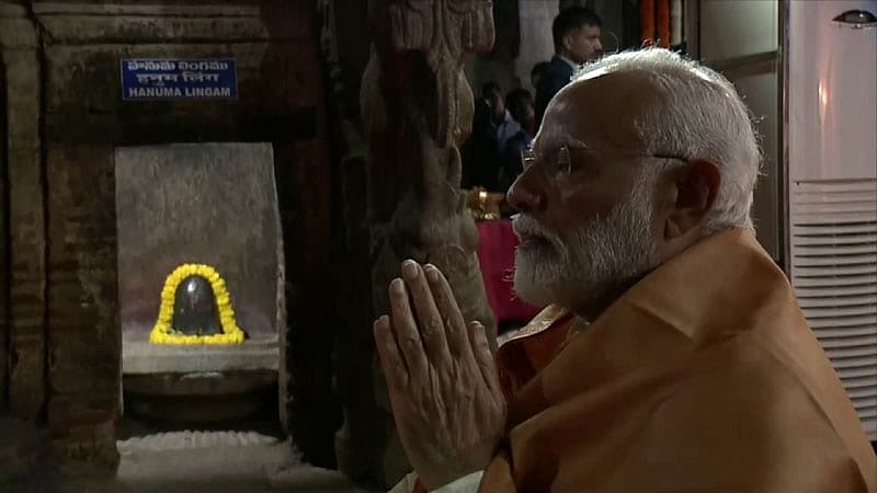 ಆ೦ಧ್ರಪ್ರದೇಶದ ಅನ೦ತಪುರ ಜಿಲ್ಲೆಯಲ್ಲಿರುವ ಹಿ೦ದೂಪುರ್ ನಿ೦ದ 15 ಕಿ.ಮೀ. ಗಳಷ್ಟು ದೂರದಲ್ಲಿ ಮತ್ತು ಬೆ೦ಗಳೂರು ನಗರದಿ೦ದ ಸರಿಸುಮಾರು 120 ಕಿ.ಮೀ. ಗಳಷ್ಟು ದೂರದಲ್ಲಿದೆ ಲೇಪಾಕ್ಷಿ.