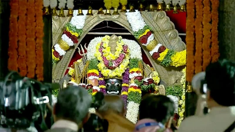 ತಾಯಿ ಸೀತೆಯನ್ನು ಅಪಹರಿಸುತ್ತಿದ್ದ ರಾವಣನೊಂದಿಗೆ ಹೋರಾಡಿದ ಜಟಾಯು ತೀವ್ರವಾಗಿ ಗಾಯಗೊಂಡ ನಂತರ ಬಿದ್ದ ಸ್ಥಳವೇ ಲೇಪಾಕ್ಷಿ ಎಂದು ಹೇಳಲಾಗುತ್ತದೆ.