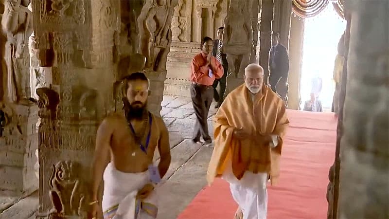 ದೇವಸ್ಥಾನಕ್ಕೆ ಭೇಟಿ ನೀಡಿದ ಪ್ರಧಾನಿ ಮೋದಿ ಸಾಂಪ್ರದಾಯಿಕ ಉಡುಗೆಯನ್ನು ತೊಟ್ಟಿದ್ದರು.