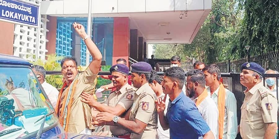 ಬೆಂಗಳೂರು: ಲೋಕಾಯುಕ್ತ ಕಚೇರಿ ಎದುರು ಪ್ರತಿಭಟನೆ ನಡೆಸಿದ ಶ್ರೀರಾಮ ಸೇನೆ ಕಾರ್ಯಕರ್ತರು ವಶಕ್ಕೆ