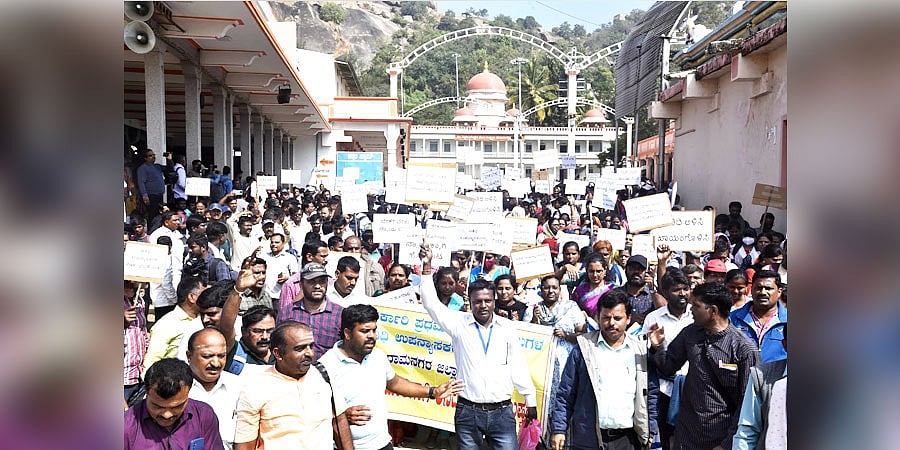 ಸೇವೆ ಕಾಯಂಗೆ ಒತ್ತಾಯ: ಸಿದ್ದಗಂಗಾ ಮಠದಿಂದ ಬೆಂಗಳೂರಿಗೆ ಅತಿಥಿ ಉಪನ್ಯಾಸಕರ ಪಾದಯಾತ್ರೆ