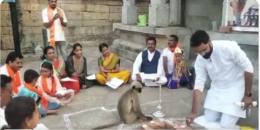 ಗದಗ: ರಾಮನಾಮ ಜಪದ ವೇಳೆ ಲಕ್ಷ್ಮೇಶ್ವರ ದೇವಾಲಯಕ್ಕೆ 'ಹನುಮಂತ' ಭೇಟಿ- ವಿಡಿಯೋ