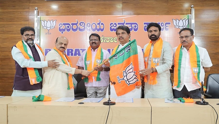 ತವರು ಜಿಲ್ಲೆಯಲ್ಲಿ ಮಲ್ಲಿಕಾರ್ಜುನ ಖರ್ಗೆಗೆ ಬಿಗ್ ಶಾಕ್: ಎಐಸಿಸಿ ಅಧ್ಯಕ್ಷರ ಆಪ್ತ ಬಿಜೆಪಿ ಸೇರ್ಪಡೆ!