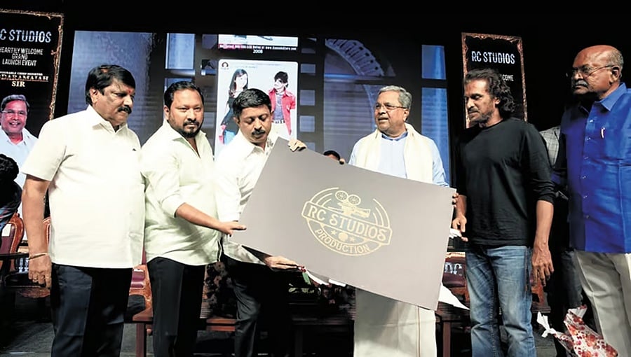 ಬಹುಭಾಷೆಗಳಲ್ಲಿ 5 ಸಿನಿಮಾ ಒಟ್ಟಿಗೆ ಘೋಷಣೆ; ಅಚ್ಚರಿ ಮೂಡಿಸಿದ ನಿರ್ದೇಶಕ ಆರ್ ಚಂದ್ರು!
