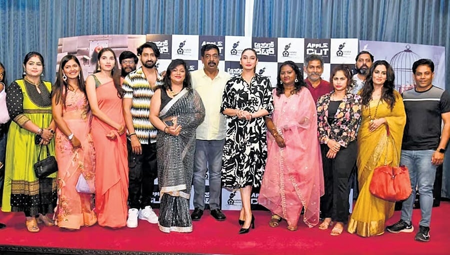 ಸಿಂಧೂಗೌಡ ನಿರ್ದೇಶನದ 'ಆ್ಯಪಲ್ ಕಟ್' ಸಿನಿಮಾ ಟೀಸರ್ ಬಿಡುಗಡೆ ಮಾಡಿದ ಯೋಗರಾಜ್ ಭಟ್!