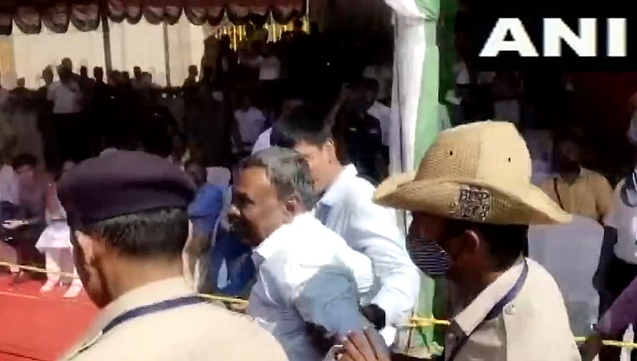 ಗಣರಾಜ್ಯೋತ್ಸವ ಪರೇಡ್ ವೇಳೆ ಭದ್ರತಾ ಲೋಪ: ಸಿಎಂ ಬಳಿ ಏಕಾಏಕಿ ನುಗ್ಗಿದ ವ್ಯಕ್ತಿ ಪೊಲೀಸರ ವಶಕ್ಕೆ